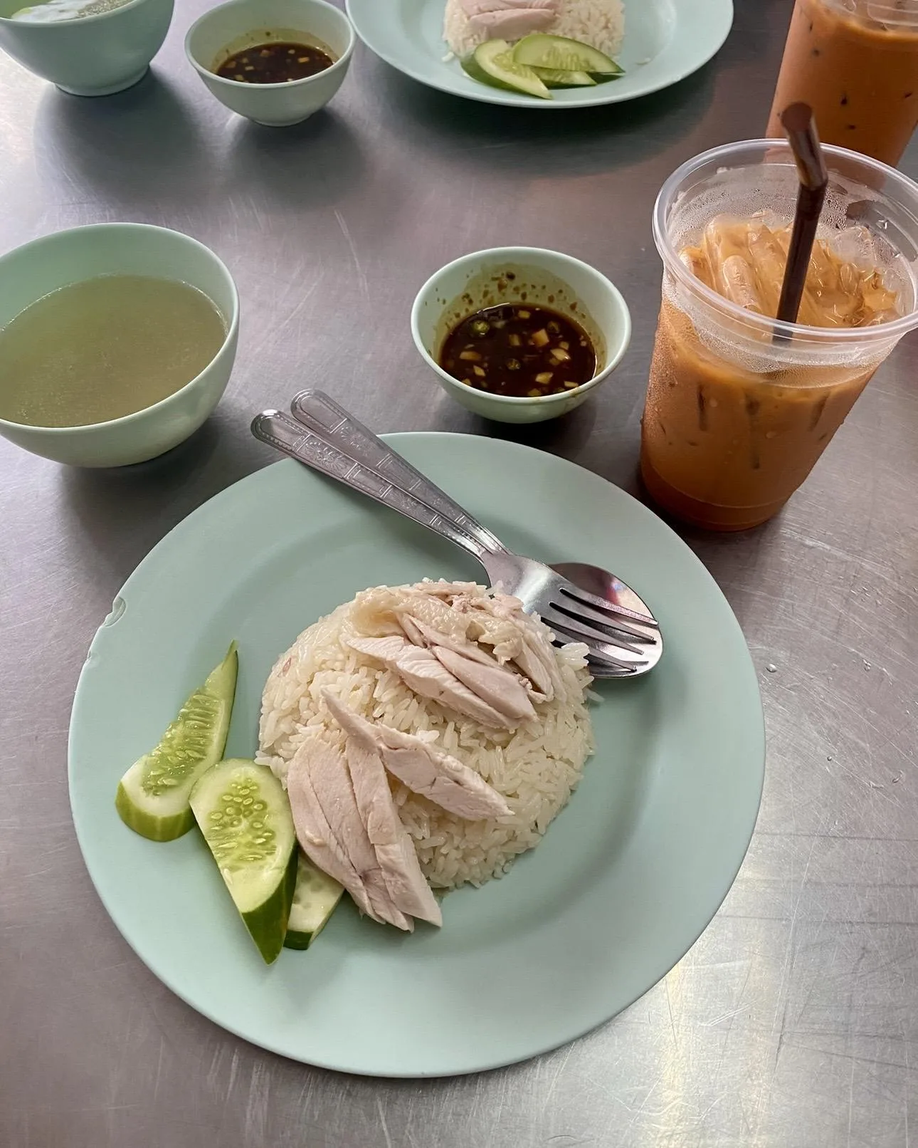 Hainanese chicken rice with Thai iced tea at Go-Ang Pratunam