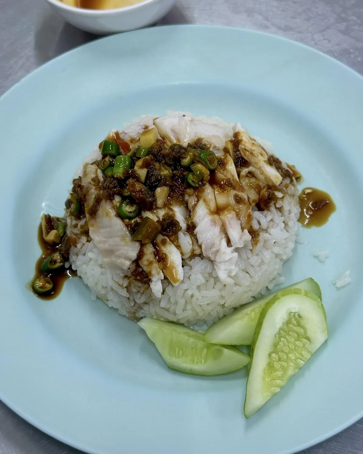 Hainanese chicken rice close-up with chilli sauce at Go-Ang Pratunam