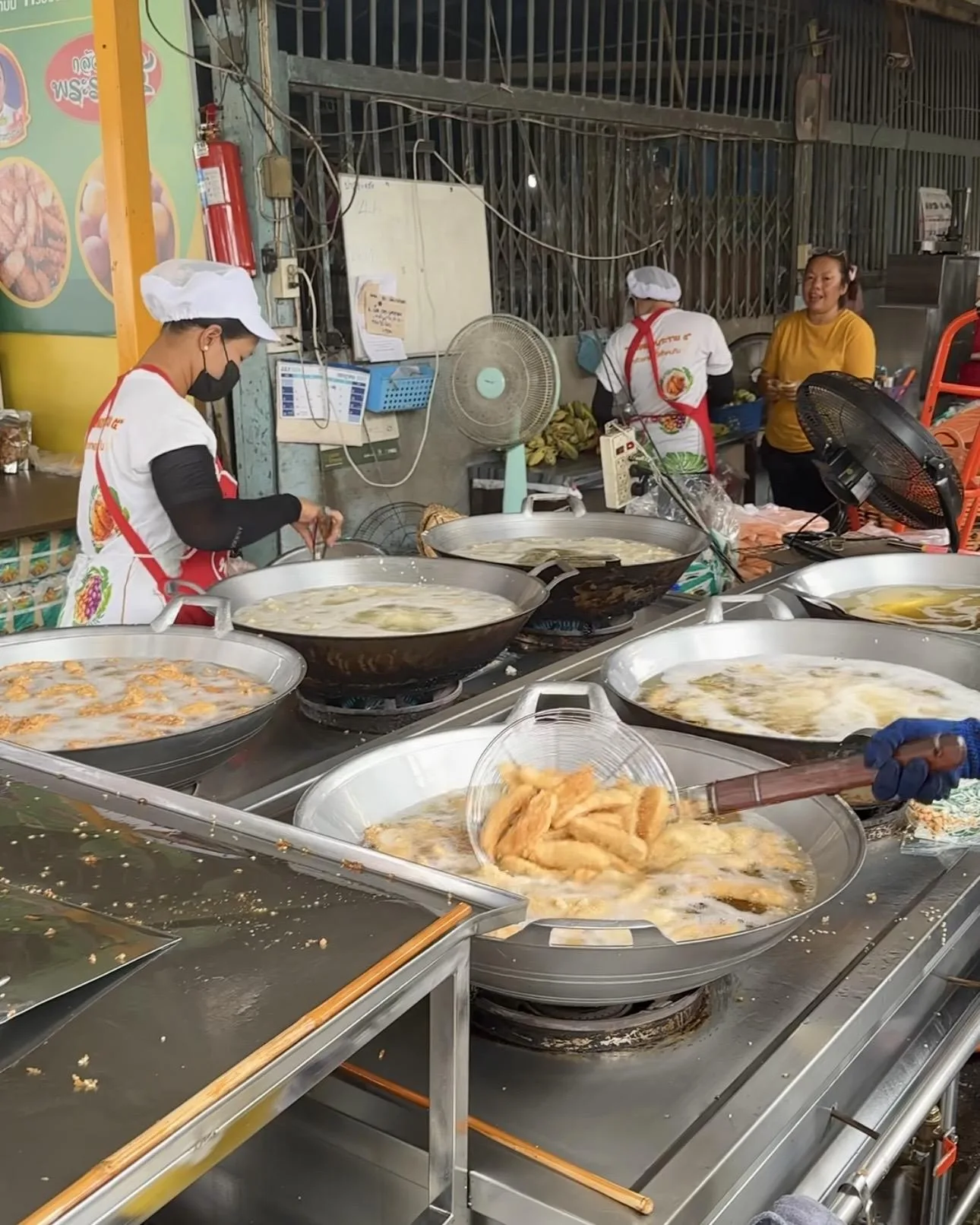 Fried banana cooking scene at Fried Banana Rama 5