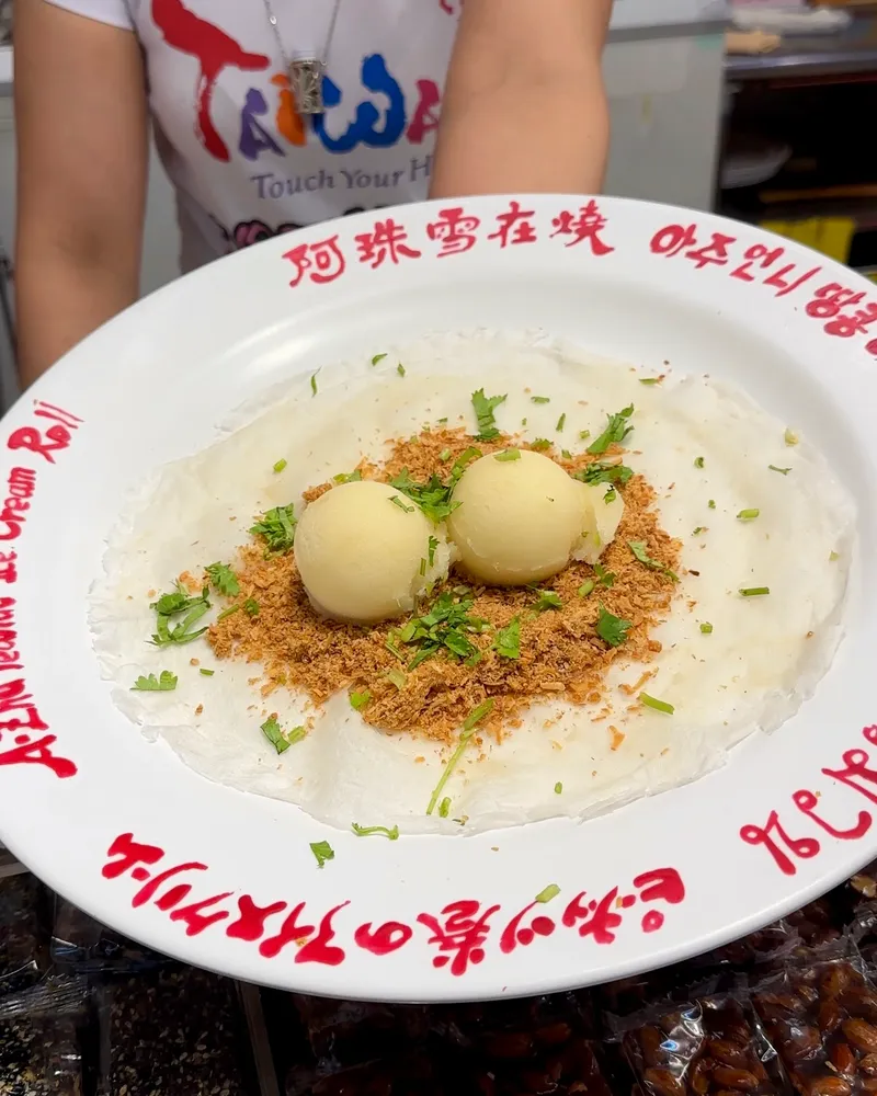 A-Zhu Peanut Ice Cream Roll in Jiufen